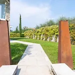 Christine With A Pool 马内尔巴